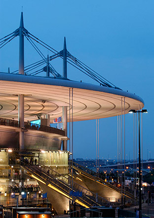 Vue de la toiture et d'un virage du Stade de France