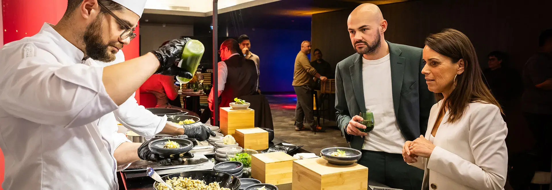 Cocktail VIP avec invités dans un salon premium du Stade de France