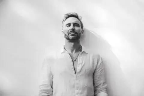 Photo portrait en noir et blanc de David Guetta